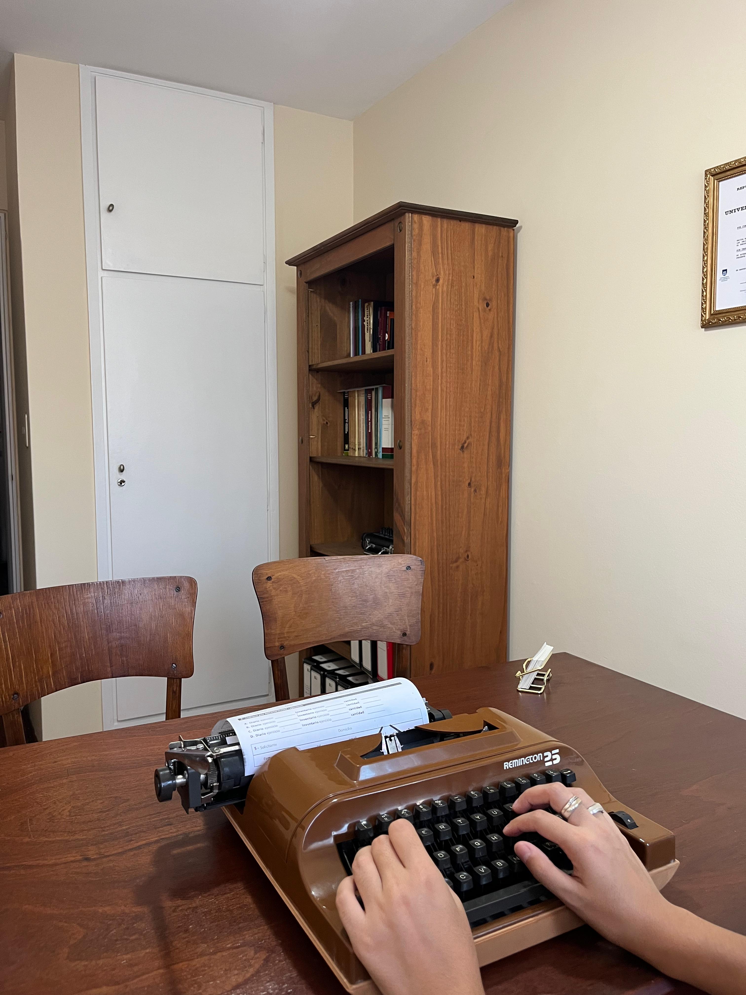 Máquina de escribir Remington en la escribanía — tradición notarial